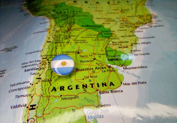 Bandeira de pino de desenho de Argentina no mapa — Fotografia de Stock