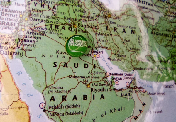 지도 위에 사우디아라비아의 핀 깃발을 그린 모습 — 스톡 사진