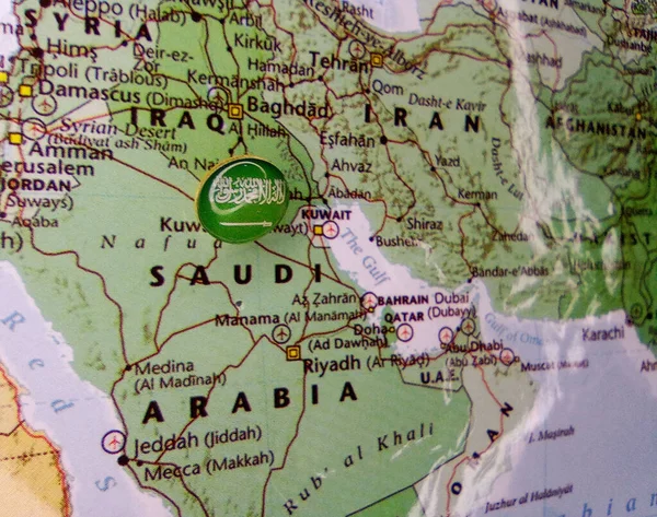 지도 위에 사우디아라비아의 핀 깃발을 그린 모습 — 스톡 사진