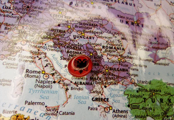 지도에 알바니아의 국기를 그린 그림 — 스톡 사진