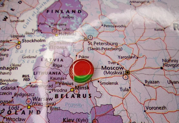 Рисование флага Беларуси на карте — стоковое фото