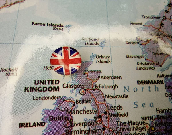 Flaga szpilki kreślarskiej Zjednoczonego Królestwa na mapie — Zdjęcie stockowe