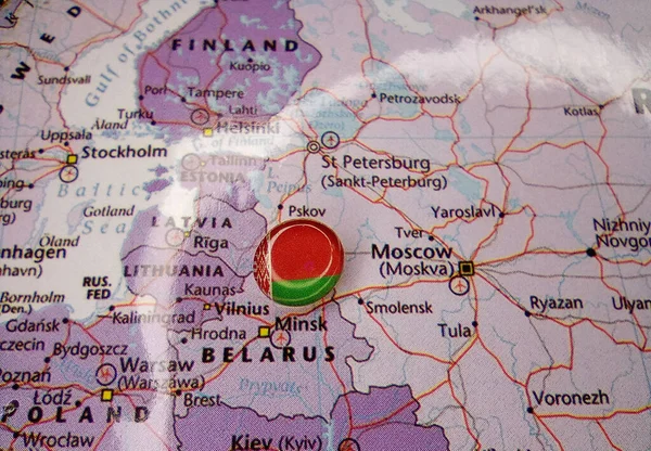 Fahne von Weißrussland auf der Karte — Stockfoto