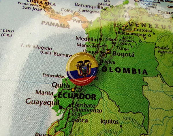 Σημαία σχεδιαστική καρφίτσα του Ισημερινού στο χάρτη — Φωτογραφία Αρχείου