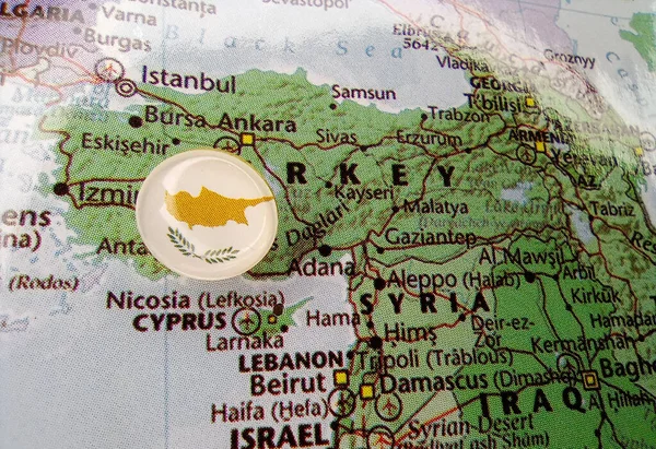 지도 위에 키프로스 의 핀 깃발을 그린 그림 — 스톡 사진