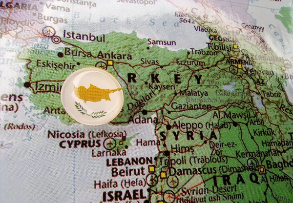 지도 위에 키프로스 의 핀 깃발을 그린 그림 — 스톡 사진
