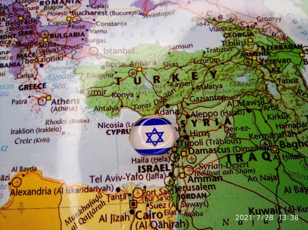 在地图上绘制以色列的别针旗 — 图库照片