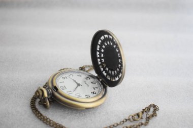 Zincirli klasik cep saati görüntüsü