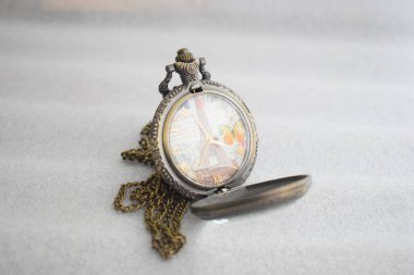 Zincirli klasik cep saati görüntüsü