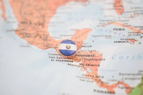 El Salvador vlag tekening pin op de kaart — Stockfoto