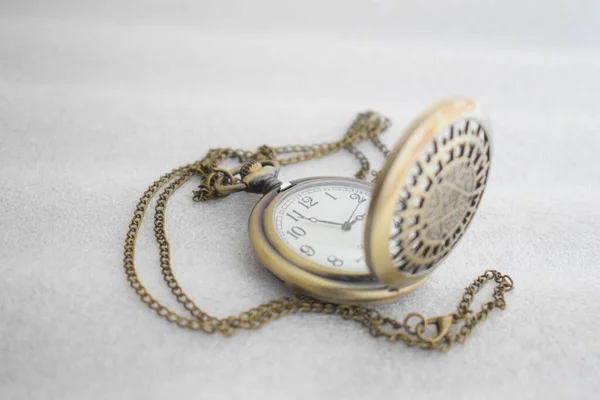 Vintage zakhorloge display met ketting bevestigd — Stockfoto