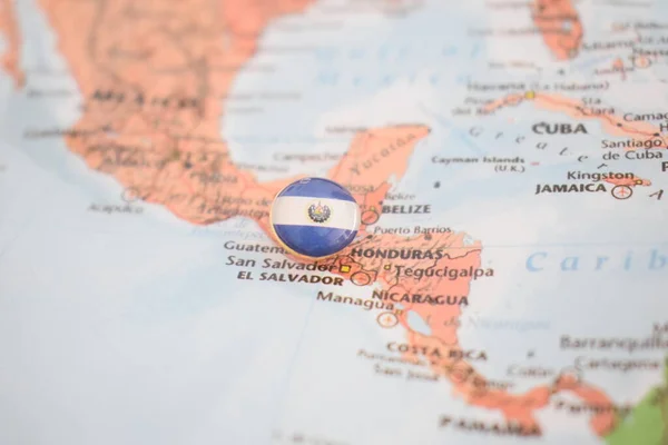 El Salvador vlag tekening pin op de kaart — Stockfoto