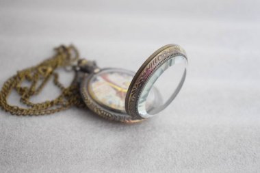 Zincirli klasik cep saati görüntüsü