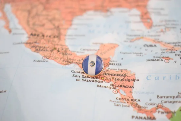 El Salvador Flagge Reißnadel auf der Karte — Stockfoto