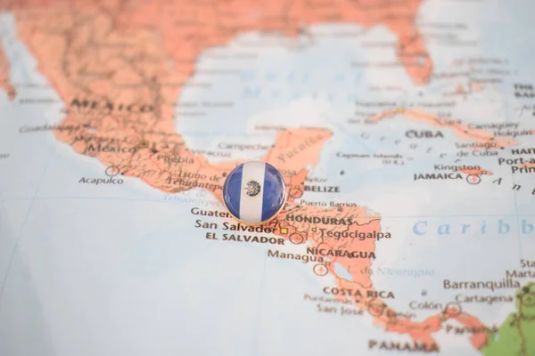 El Salvador vlag tekening pin op de kaart — Stockfoto