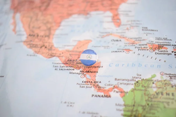 지도 위에 핀을 그은 니카라과 국기 — 스톡 사진