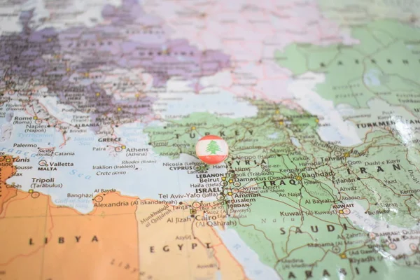 지도에 핀을 그린 레바논 국기 — 스톡 사진