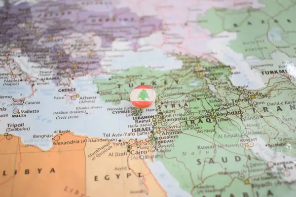 지도에 핀을 그린 레바논 국기 — 스톡 사진