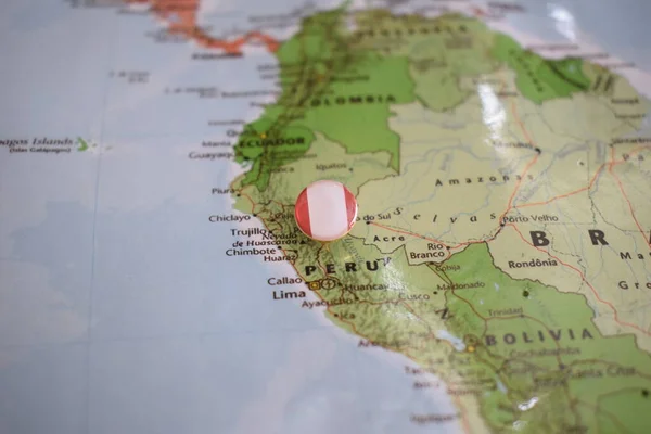 Перу флаг булавка на карте — стоковое фото