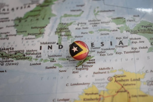 Timor Leste oder Osttimor Flagge Reißnadel auf der Karte — Stockfoto