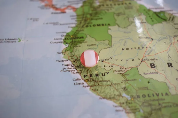 地図上のペルーの旗の描画ピン — ストック写真