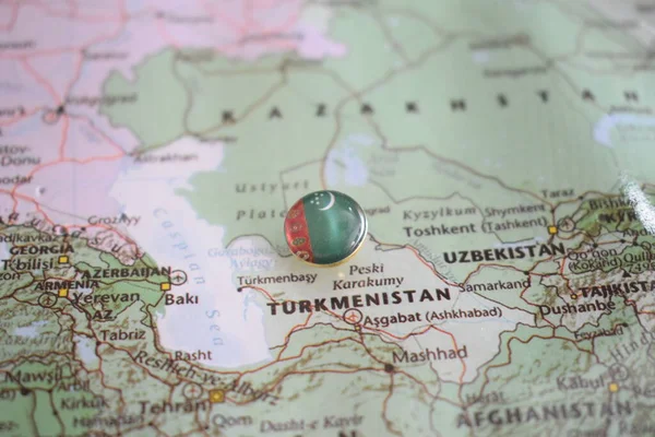 Туркменский флаг рисунок булавки на карте — стоковое фото