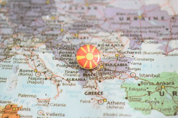지도에 핀을 그린 마케도니아 국기 — 스톡 사진