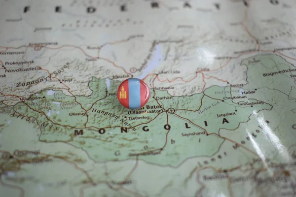Монголия флаг булавка на карте — стоковое фото