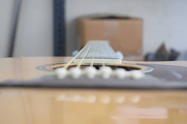 Akustisk gitarr närbild från bron — Stockfoto