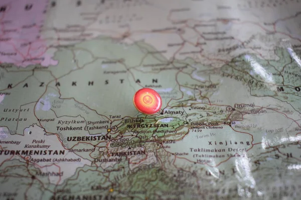 Киргизия флаг булавка на карте — стоковое фото