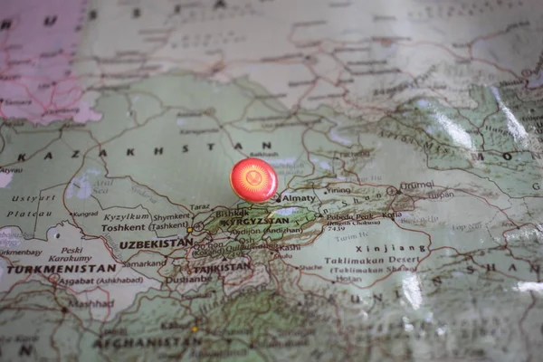 Kirgisische Flagge auf der Karte — Stockfoto