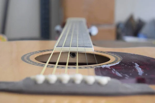 Guitarra acústica primer plano desde el puente — Foto de Stock