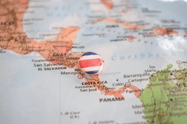 Pino de desenho da bandeira da Costa Rica no mapa — Fotografia de Stock