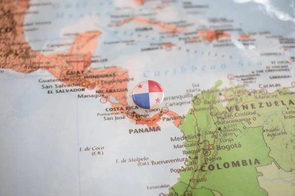 Καρφίτσα σχεδίασης σημαίας Παναμά στο χάρτη — Φωτογραφία Αρχείου