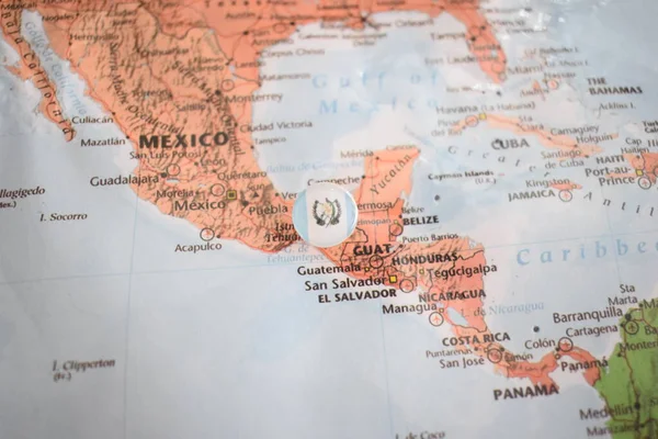 Guatemala vlag tekening pin op de kaart — Stockfoto