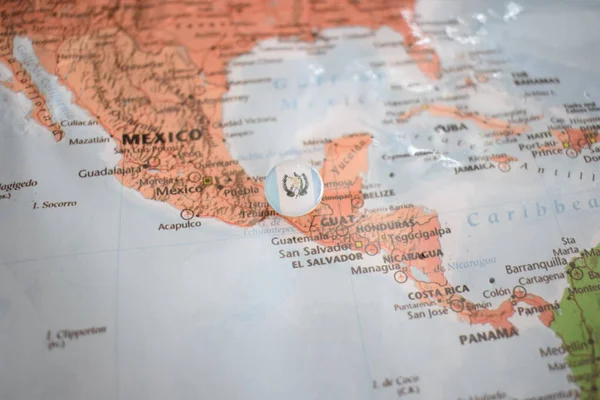 Guatemala vlag tekening pin op de kaart — Stockfoto