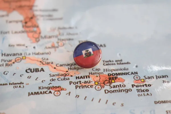 Haïti vlag tekening pin op de kaart — Stockfoto