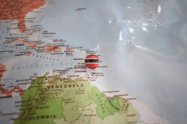 Bandeira de Trinidad e Tobago pino de desenho no mapa — Fotografia de Stock