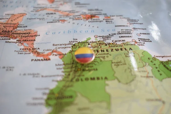 지도에 핀을 그린 콜롬비아 국기 — 스톡 사진