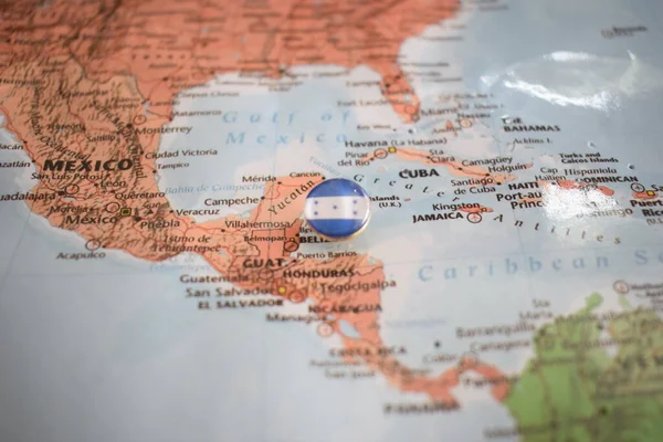 Honduras flagga ritning stift på kartan — Stockfoto