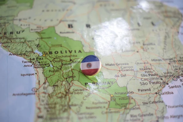 Paraguay vlag tekening pin op de kaart — Stockfoto