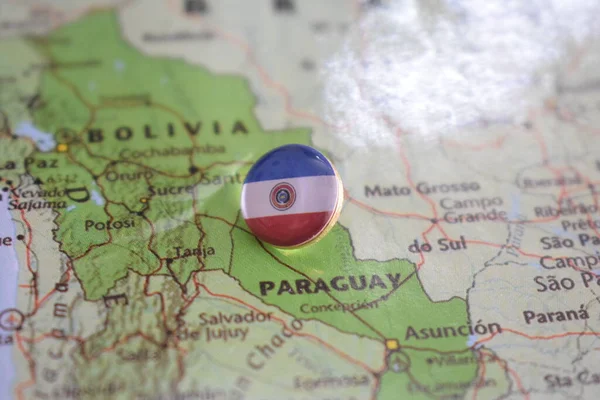 Paraguay vlag tekening pin op de kaart — Stockfoto