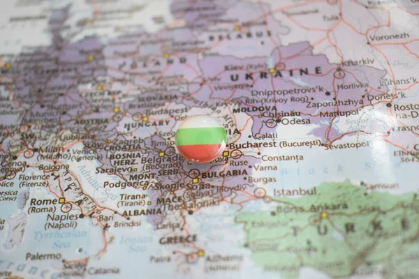 지도에 핀을 그린 불가리아 국기 — 스톡 사진