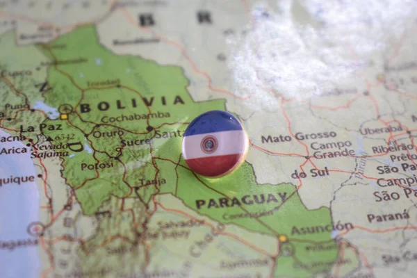 Paraguay vlag tekening pin op de kaart — Stockfoto