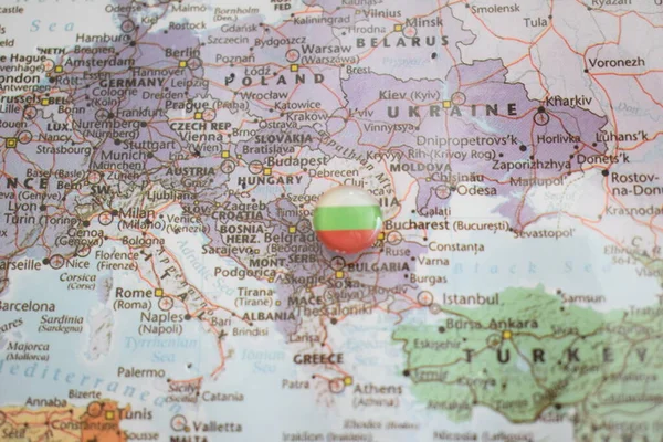 지도에 핀을 그린 불가리아 국기 — 스톡 사진