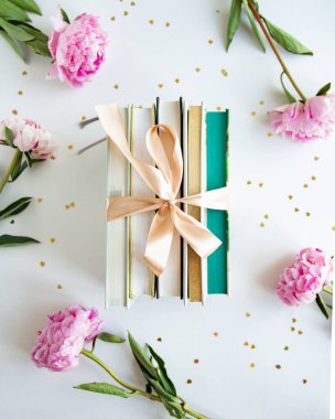     Masada şakayık olan kitaplar.