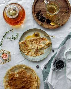 Ballı ve yaban mersinli ev yapımı krep.