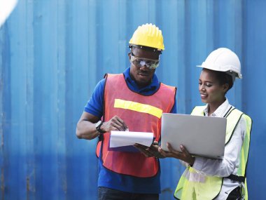 Afrikalı Amerikalı kadın mühendisler konteynırların bir listesini arıyor..