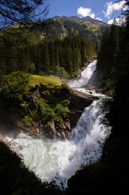 Alp dağlarında güzel şelale