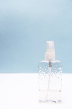 Beyaz ve mavi arka planda fotokopi alanı olan antiseptik şişeler. El dezenfektanı. Sağlık hizmeti kavramı